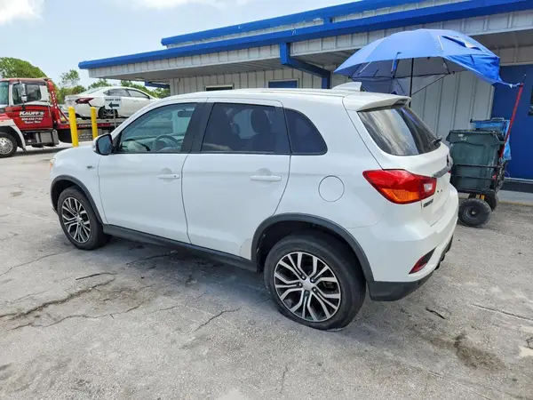 JA4AP3AU8JZ011676 2018 MITSUBISHI OUTLANDER - Image 2