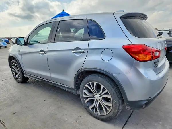 JA4AP3AU9HZ064462 2017 MITSUBISHI OUTLANDER - Image 2
