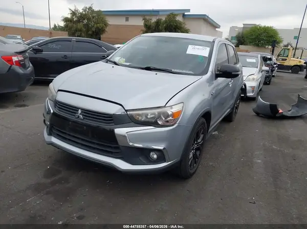 JA4AP3AU9HZ069676 2017 MITSUBISHI OUTLANDER - Image 2