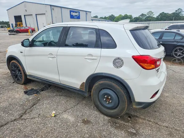 JA4AP3AU9JU010744 2018 MITSUBISHI OUTLANDER - Image 2