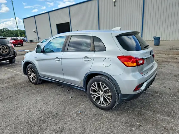 JA4AP3AU9JU025910 2018 MITSUBISHI OUTLANDER - Image 2