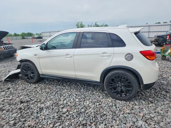 JA4AP3AUXHZ032863 2017 MITSUBISHI OUTLANDER - Image 2