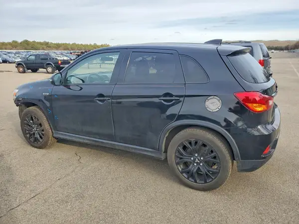 JA4AP3AUXJU007643 2018 MITSUBISHI OUTLANDER - Image 2