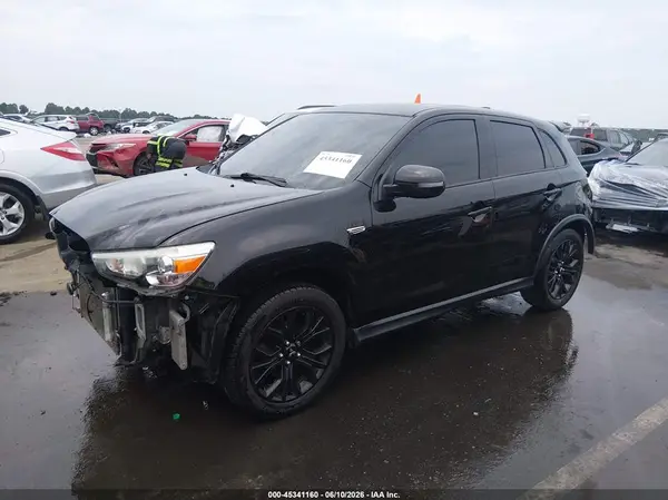 JA4AP3AUXJU014284 2018 MITSUBISHI OUTLANDER - Image 2