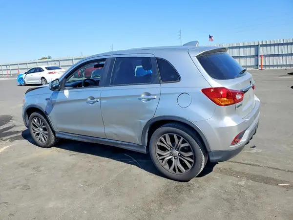 JA4AP3AUXJU020179 2018 MITSUBISHI OUTLANDER - Image 2