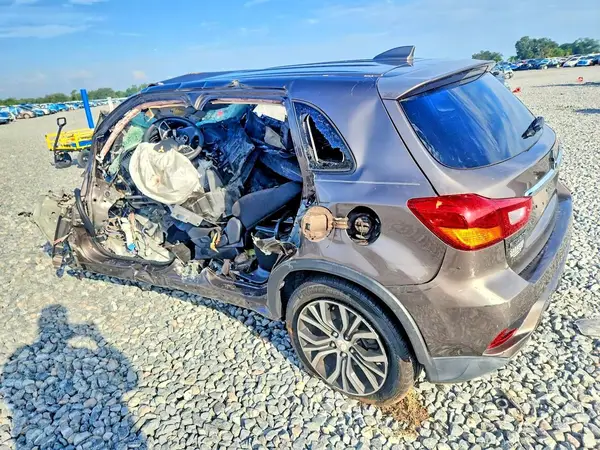 JA4AP3AUXJZ008892 2018 MITSUBISHI OUTLANDER - Image 2