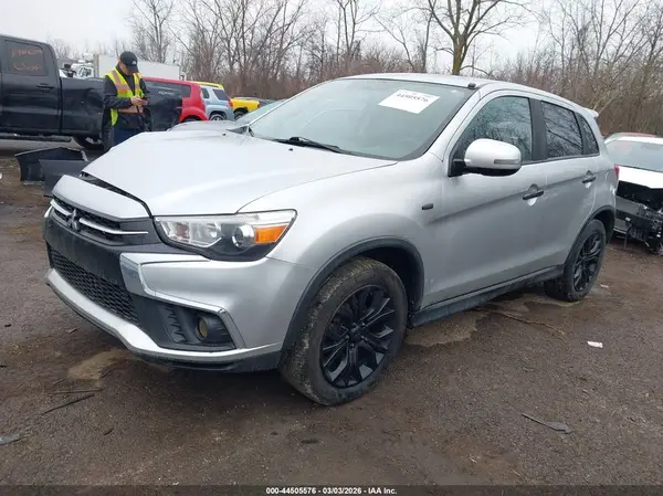 JA4AP3AUXJZ032741 2018 MITSUBISHI OUTLANDER - Image 2