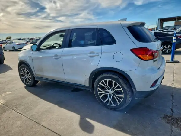 JA4AP3AW0JZ018638 2018 MITSUBISHI OUTLANDER - Image 2