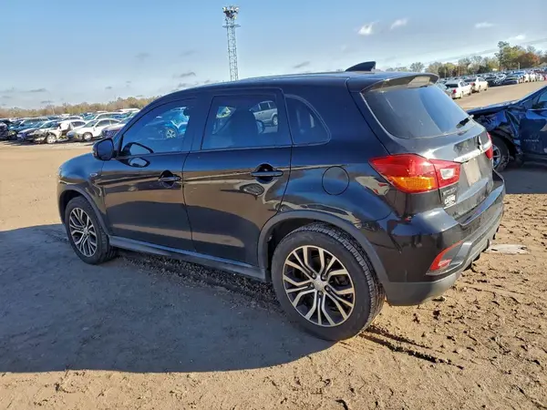JA4AP3AW1JZ018969 2018 MITSUBISHI OUTLANDER - Image 2