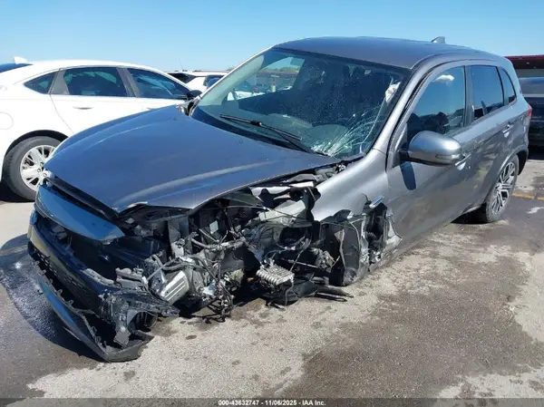 JA4AP3AW5JU020172 2018 MITSUBISHI OUTLANDER - Image 2