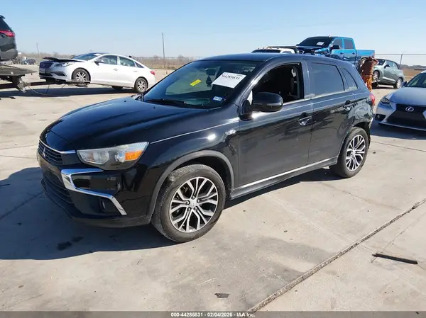 JA4AP3AW8HZ069945 2017 MITSUBISHI OUTLANDER - Image 2
