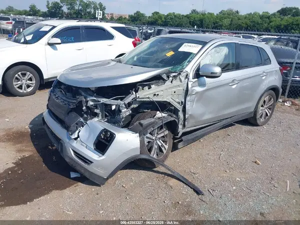 JA4AP4AU0LU015713 2020 MITSUBISHI OUTLANDER - Image 2