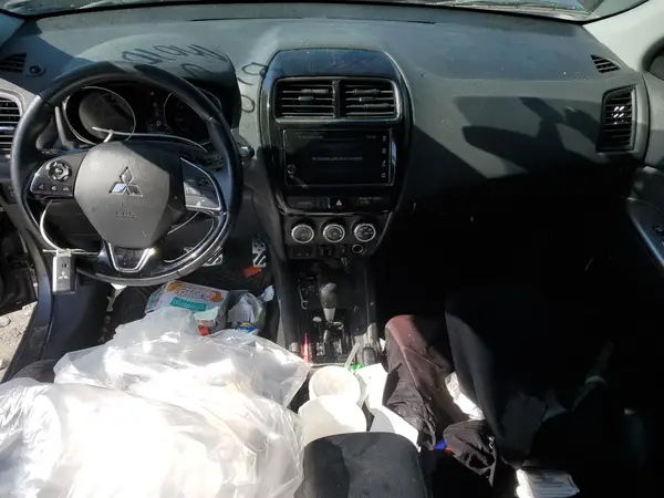 JA4AP4AW1JU001625 2018 MITSUBISHI OUTLANDER - Image 8