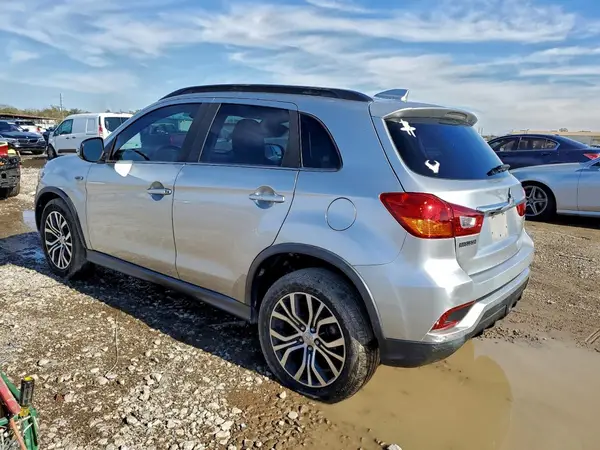 JA4AP4AW2JZ000826 2018 MITSUBISHI OUTLANDER - Image 2