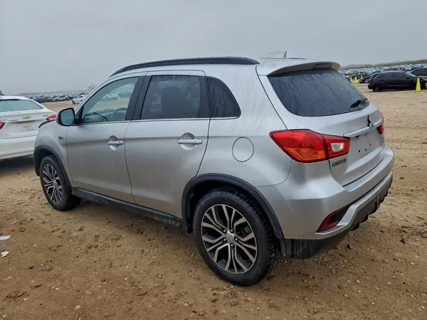 JA4AP4AW4JU025739 2018 MITSUBISHI OUTLANDER - Image 2