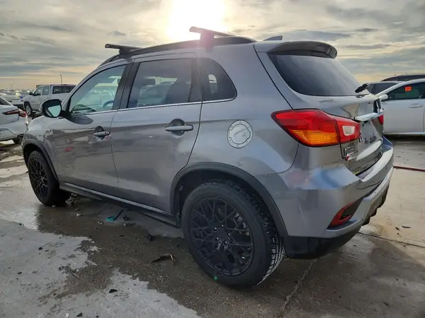 JA4AP4AW5JU017052 2018 MITSUBISHI OUTLANDER - Image 2