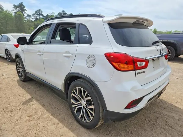 JA4AP4AW8JU011732 2018 MITSUBISHI OUTLANDER - Image 2