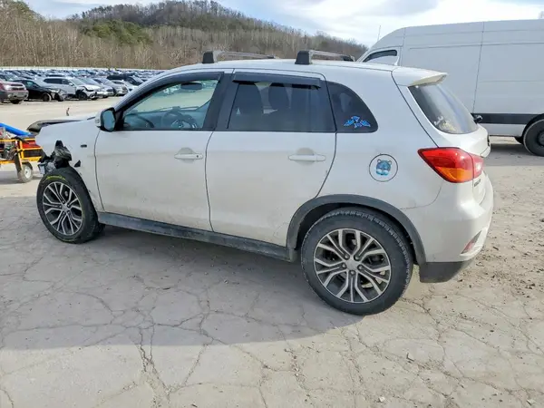 JA4AR3AU0JZ005462 2018 MITSUBISHI OUTLANDER - Image 2