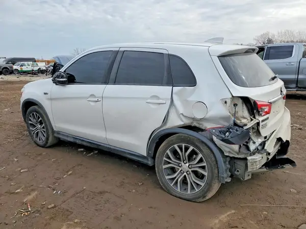 JA4AR3AU0JZ012766 2018 MITSUBISHI OUTLANDER - Image 2