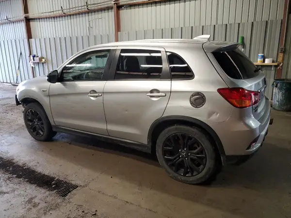 JA4AR3AU1JU003913 2018 MITSUBISHI OUTLANDER - Image 2