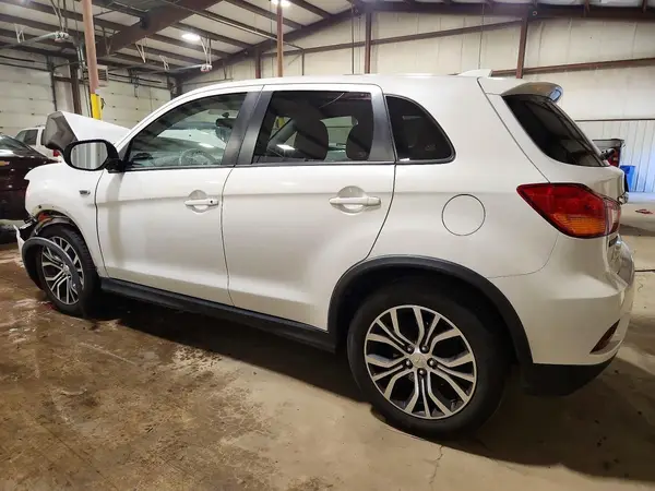 JA4AR3AU1JU011901 2018 MITSUBISHI OUTLANDER - Image 2