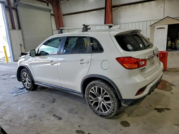 JA4AR3AU1JU021974 2018 MITSUBISHI OUTLANDER - Image 2