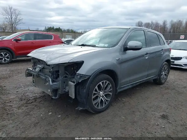 JA4AR3AU2JU005511 2018 MITSUBISHI OUTLANDER - Image 2