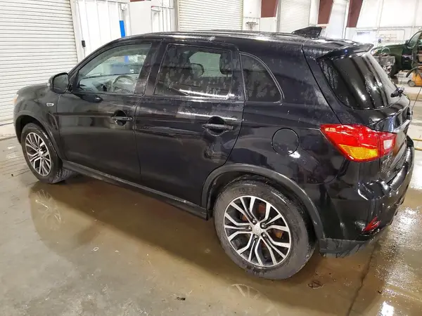 JA4AR3AU2JU021126 2018 MITSUBISHI OUTLANDER - Image 2