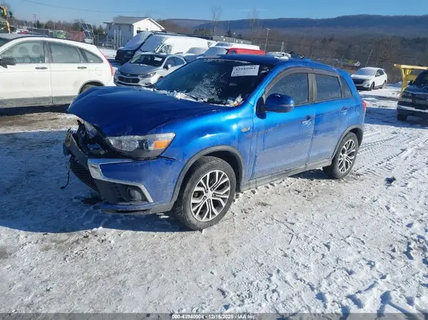 JA4AR3AU2JZ018617 2018 MITSUBISHI OUTLANDER - Image 2