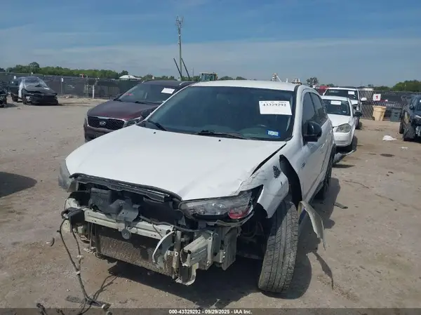 JA4AR3AU2JZ031609 2018 MITSUBISHI OUTLANDER - Image 2