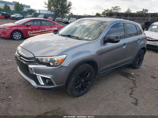 JA4AR3AU3JZ021431 2018 MITSUBISHI OUTLANDER - Image 2