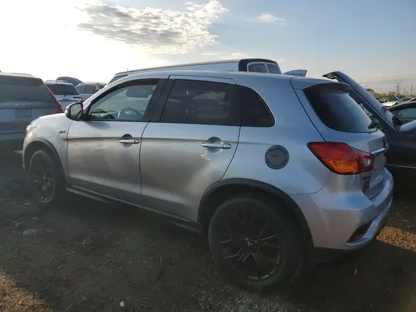 JA4AR3AU3JZ029562 2018 MITSUBISHI OUTLANDER - Image 2