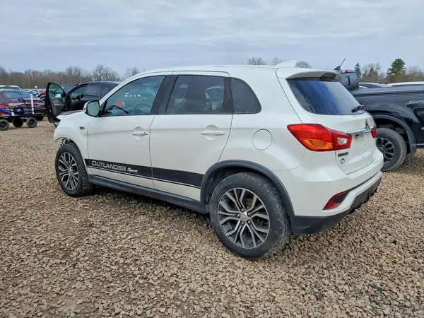 JA4AR3AU3KU005048 2019 MITSUBISHI OUTLANDER - Image 2