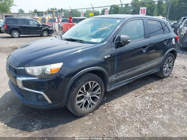 JA4AR3AU4HZ005779 2017 MITSUBISHI OUTLANDER - Image 2