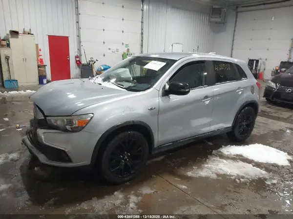 JA4AR3AU4HZ034585 2017 MITSUBISHI OUTLANDER - Image 2