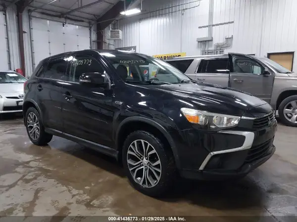 JA4AR3AU4HZ065657 2017 MITSUBISHI OUTLANDER - Image 1