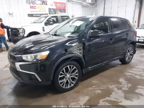 JA4AR3AU4HZ065657 2017 MITSUBISHI OUTLANDER - Image 2