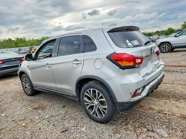JA4AR3AU4JU020415 2018 MITSUBISHI OUTLANDER - Image 2