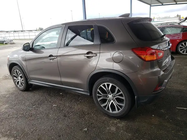 JA4AR3AU4JU020818 2018 MITSUBISHI OUTLANDER - Image 2