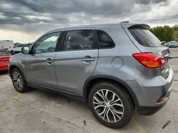 JA4AR3AU4JZ033555 2018 MITSUBISHI OUTLANDER - Image 2