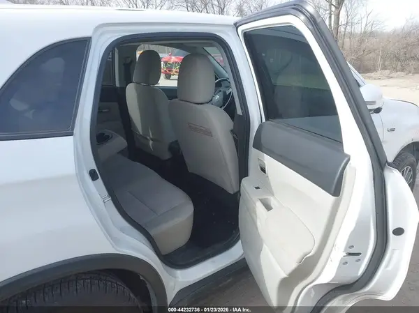 JA4AR3AU5HZ042775 2017 MITSUBISHI OUTLANDER - Image 8