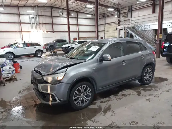 JA4AR3AU5HZ063612 2017 MITSUBISHI OUTLANDER - Image 2