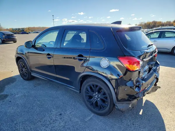 JA4AR3AU5JU008824 2018 MITSUBISHI OUTLANDER - Image 2