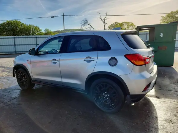 JA4AR3AU5JU009455 2018 MITSUBISHI OUTLANDER - Image 2