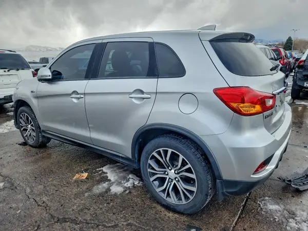 JA4AR3AU5JZ009975 2018 MITSUBISHI OUTLANDER - Image 2