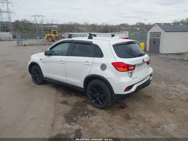 JA4AR3AU5JZ031314 2018 MITSUBISHI OUTLANDER - Image 2