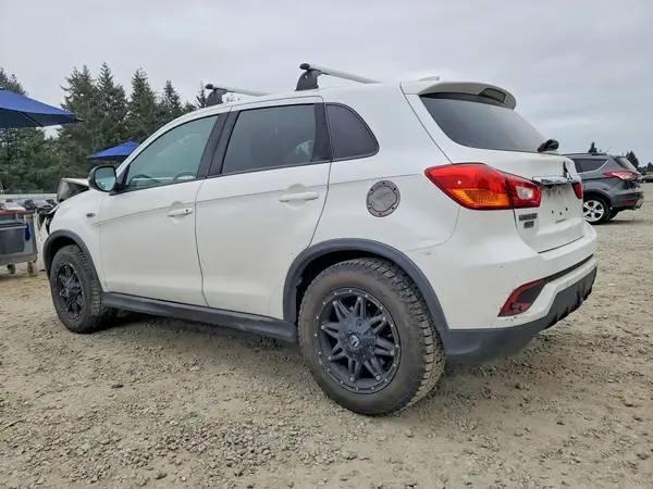 JA4AR3AU6JU011733 2018 MITSUBISHI OUTLANDER - Image 2