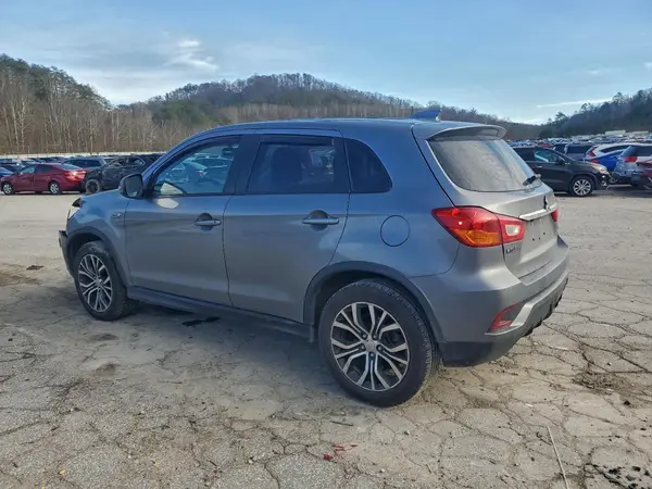 JA4AR3AU6JU019556 2018 MITSUBISHI OUTLANDER - Image 2