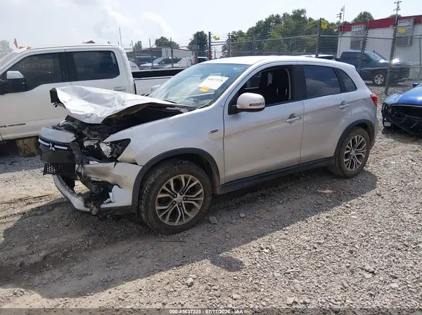 JA4AR3AU7JU011885 2018 MITSUBISHI OUTLANDER - Image 2