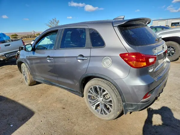 JA4AR3AU7JU018044 2018 MITSUBISHI OUTLANDER - Image 2